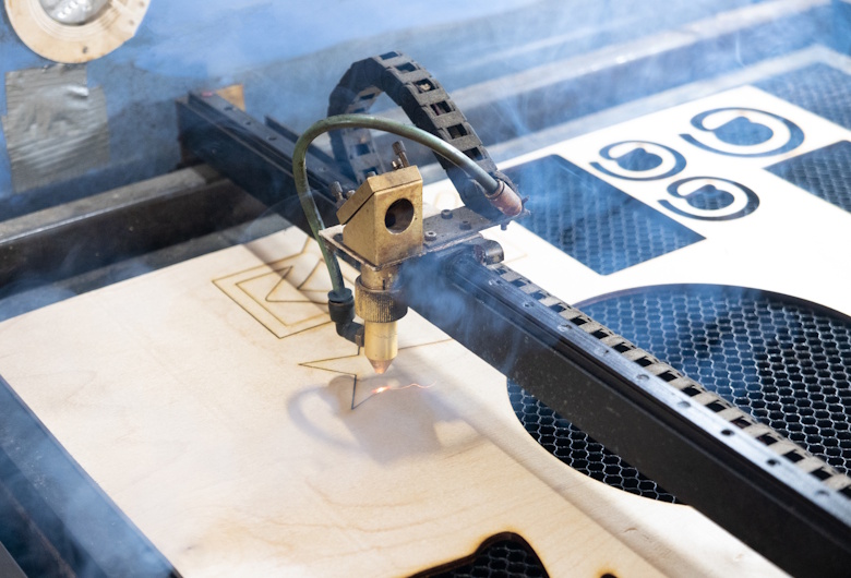 Banyak-yang-Salah-Pilih-Inilah-Perbedaan-Laser-Cutting-CO₂-dan-Fiber-Teknolaser-2.