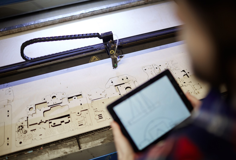 Tingkatkan-Omzet-dengan-Jasa-Laser-Cutting-Fiber-Efisien-Cepat-dan-Hasil-Premium-Teknolaser