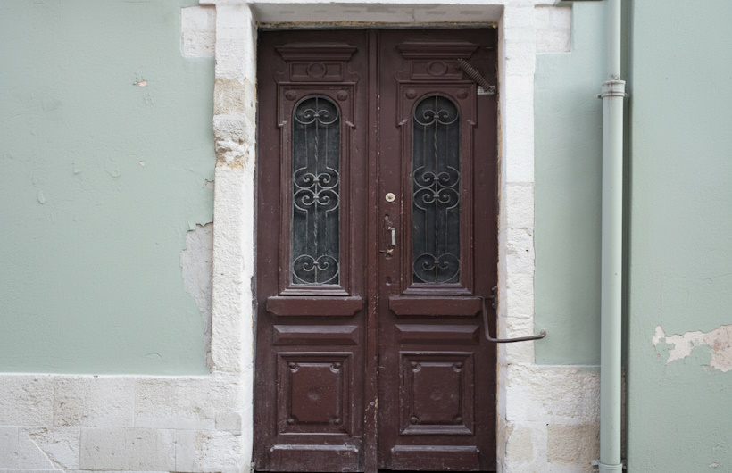 Pintu Laser Cutting dengan Sistem Engsel Tersembunyi (Hidden Hinge) untuk Kesan Minimalis