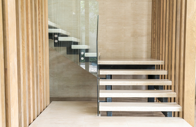 Material-Material-Utama-Railing-Tangga-Kayu-Besi-Stainless-Kaca-Plus-Minus-Teknolaser