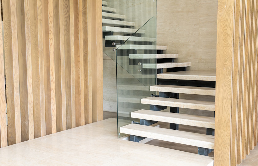 Material Utama Railing Tangga: Kayu, Besi, Stainless, dan Kaca — Plus & Minus